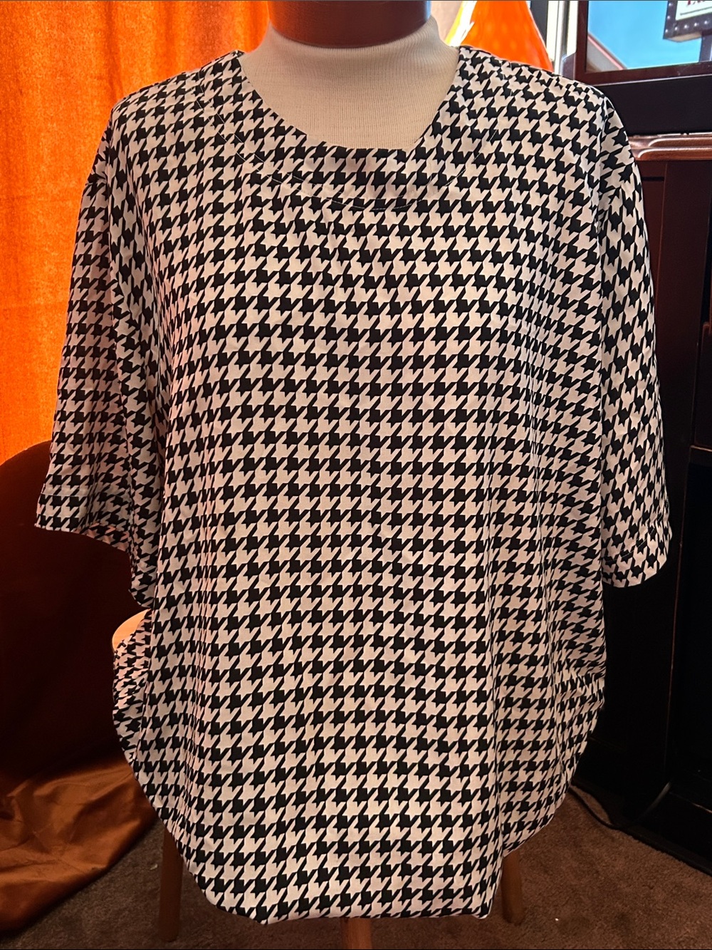 Liz Claiborne Black and White Houndstooth Short Sleeve Top